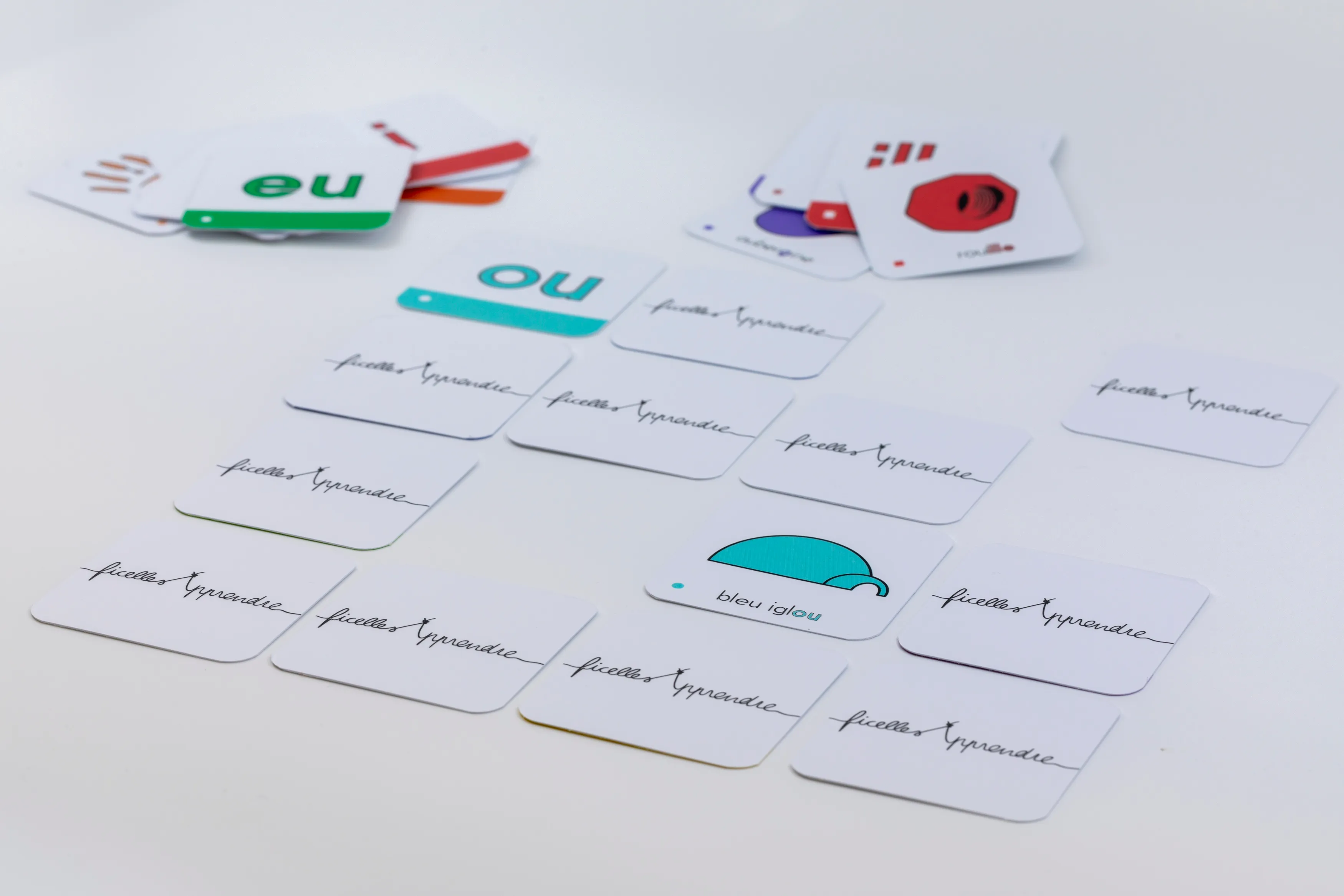 Jeu de mémoire avec des cartes. Sont révélées la carte avec le son 'ou' et celle avec un iglou du même bleu